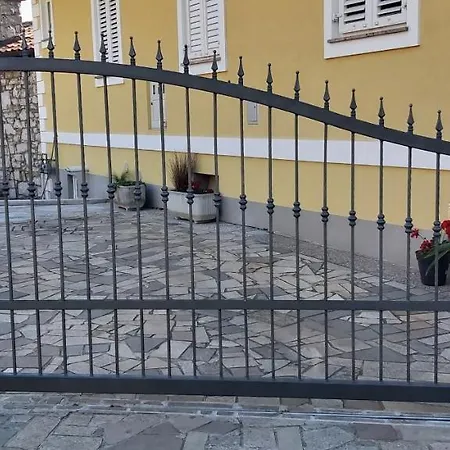 Apartment Peruc With Big Terrace And Beautiful Garden